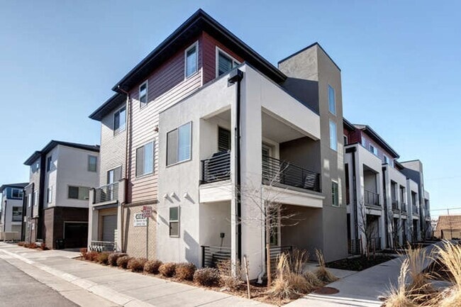 Building Photo - Evolve Real Estate: AVAILABLE 8/1/25! Stun... Rental