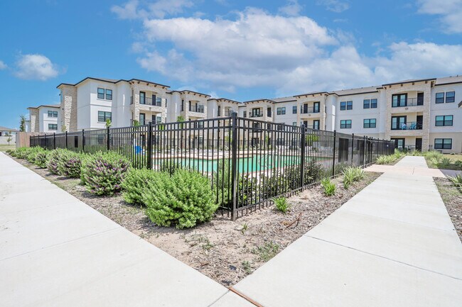 Avanti Legacy Emerald Point Apartments