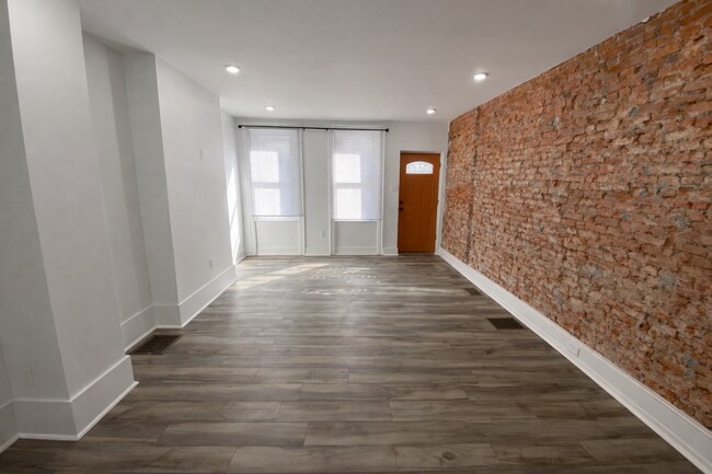 Photo - 1725 Monument St