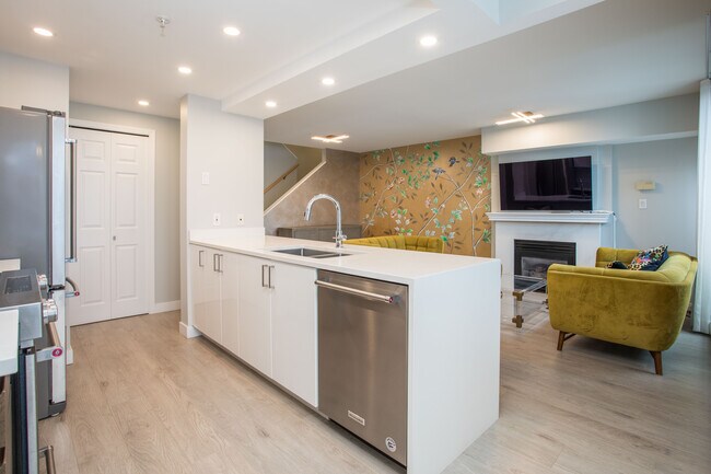 Photo - 311-1228 Marinaside Unité 311