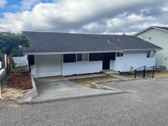 Building Photo - 1945 Scenic Dr Rental