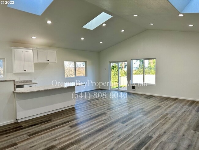 Photo - Coos River Hwy: 4bdrm/4ba Pet Friendly Home