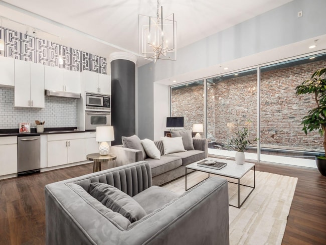 Photo - 106 N High St