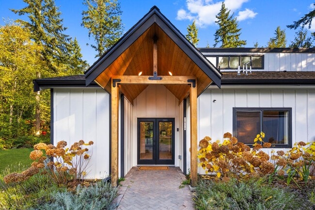 Photo - Redmond 4BD / 3BA Home with Central A/C on 3 Acres – Available Now