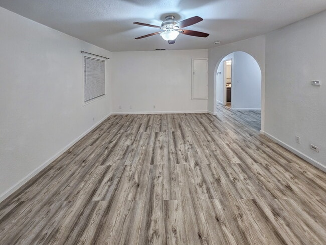 Building Photo - 117 S Silver Ridge St