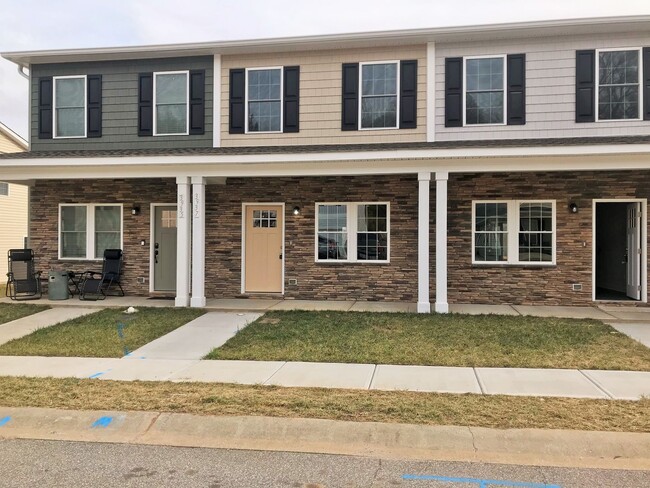 Beautiful 3BR Townhome in Hickory - Beautiful 3BR Townhome in Hickory