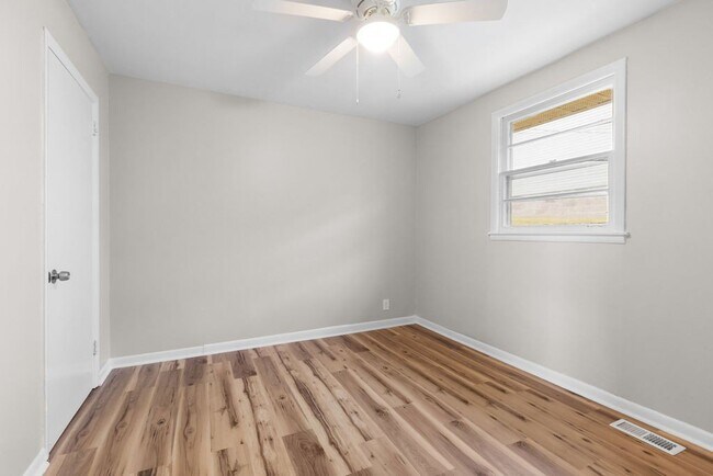 895a W Sharpe Ave Unit B