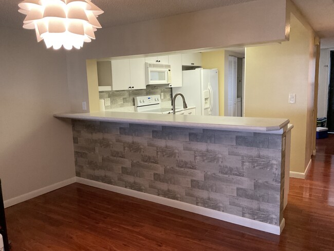 Breakfast bar - 3165 N Atlantic Ave Unidad Fountain Cove Rental