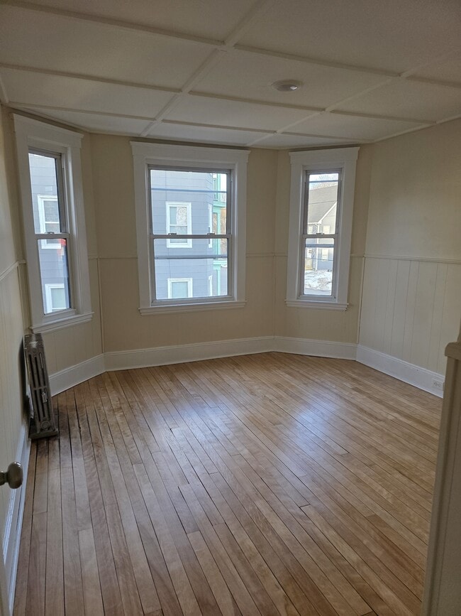Building Photo - 8 Elm St Unit 2