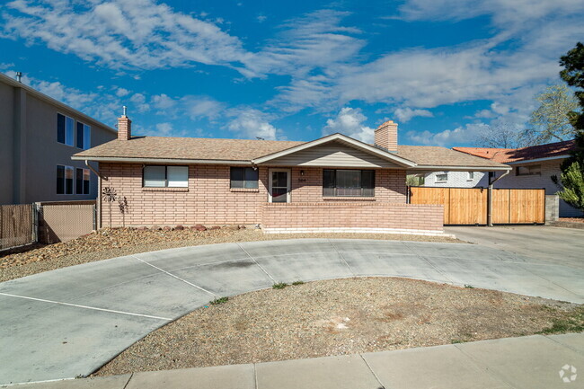 Building Photo - Looking for private, affordable, off campu... Rental