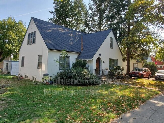 Building Photo - 520 NE Maple St Unit #A & B