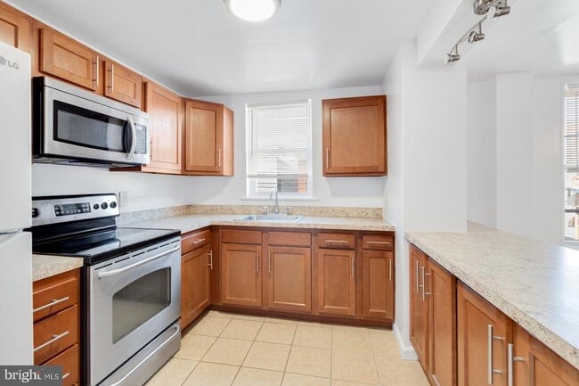 Building Photo - 600 E Girard Ave Unit 2