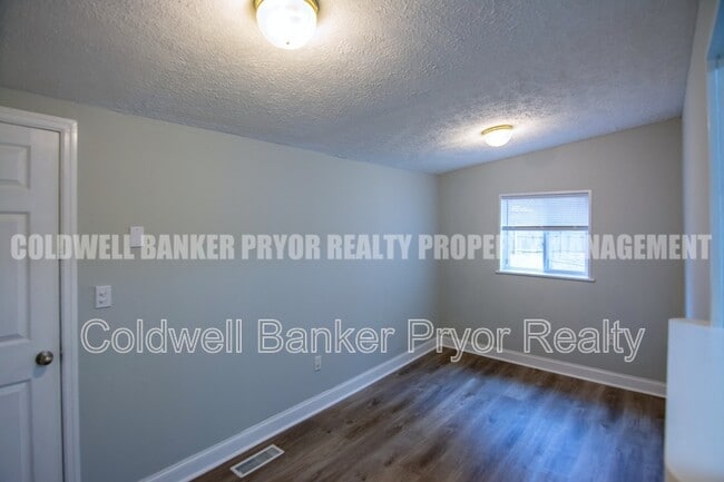 Photo - 1606 Oaken Trail