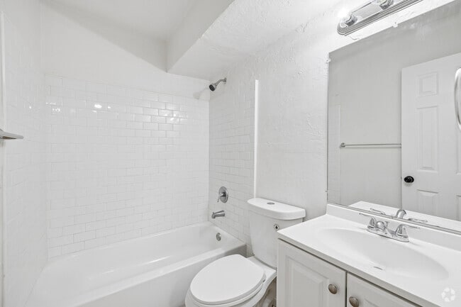 1BR, 1BA - 530SF - Bathroom
