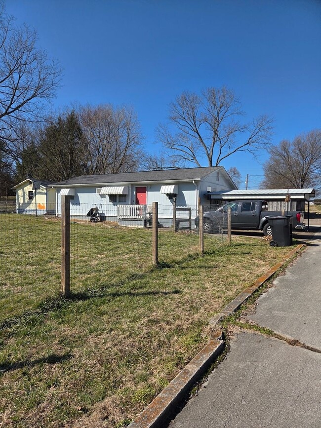 Building Photo - Maryville 37801 - 3 bedroom, 1 bath home - Contact Shelly Gunion (865) 755-7678
