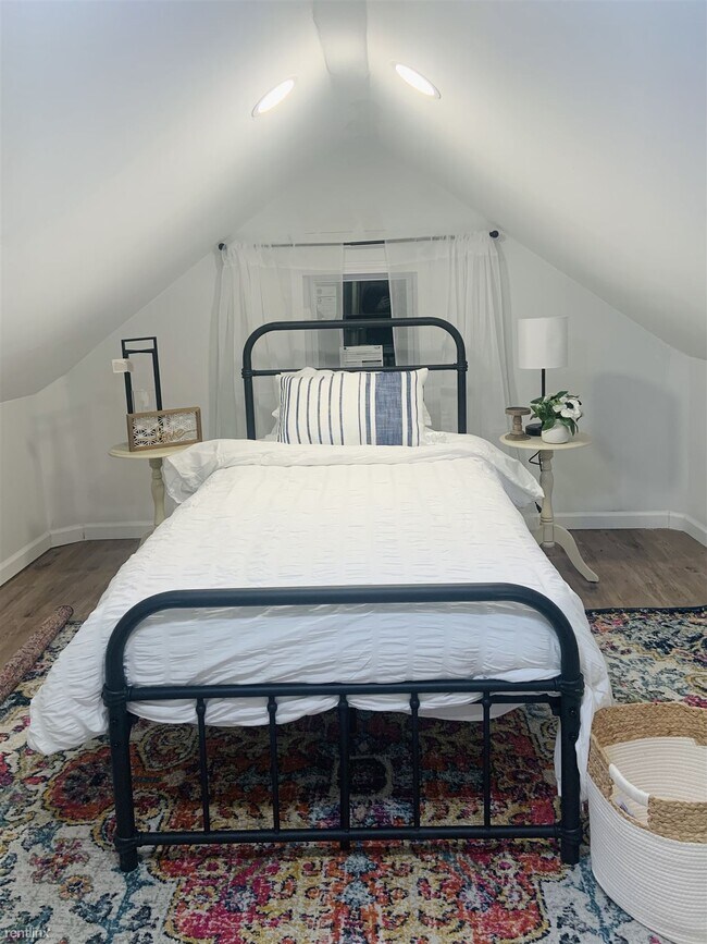 Photo - 2 br, 1 bath Triplex - 624 Jefferson Avenue 3