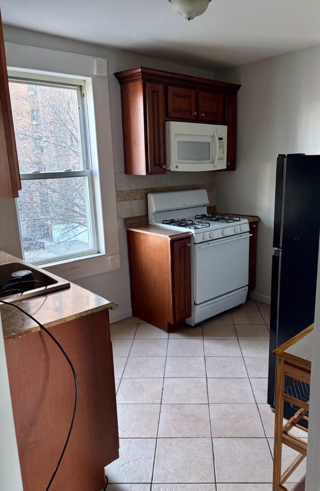 Building Photo - 6215 Jackson St Unit Apt 3