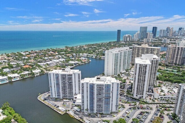 Building Photo - 20505 E Country Club Dr Unit AVENTURA 2 BEDROOM GREAT Rental