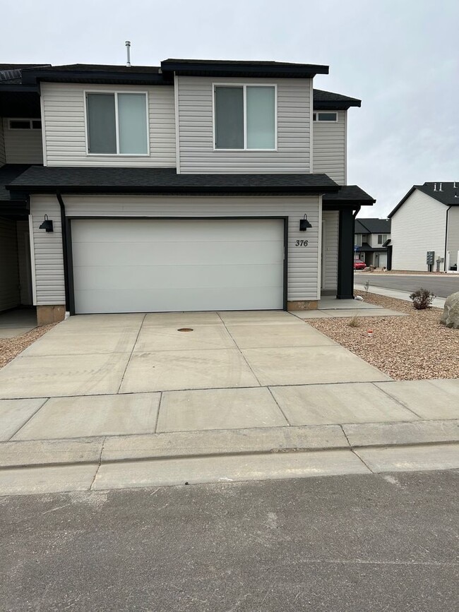 Building Photo - Charming Townhome