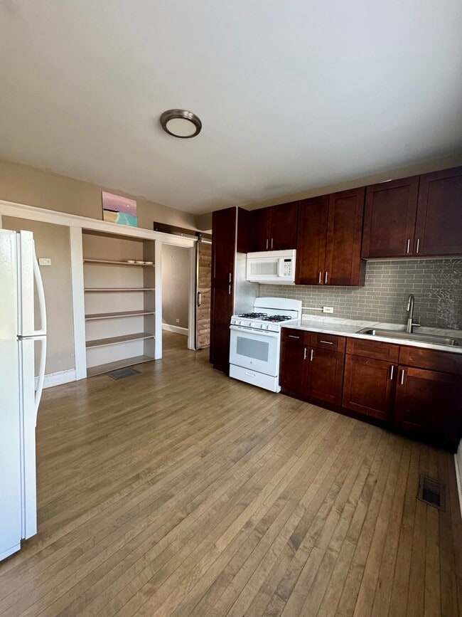 Photo - 2345 Cuyler Ave Unit 2R