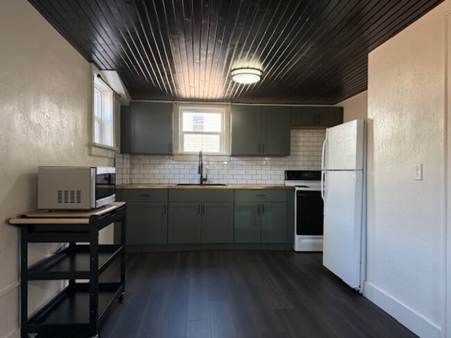 Photo - Thirteenth 2104 & 2102 Unit 2104 - Apt B
