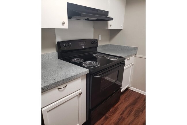 Building Photo - 1212 Hampshire Ln Unit 203-1 Rental