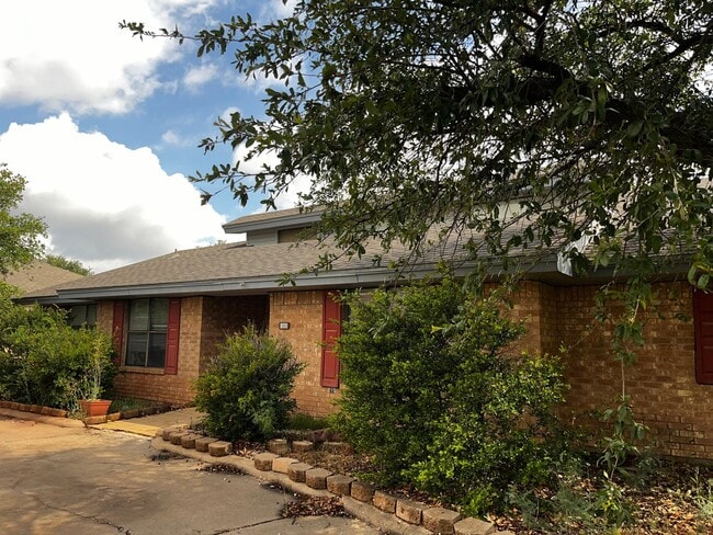 Building Photo - 3834 Lake Ridge Dr