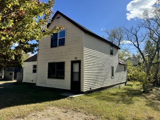 Building Photo - 3 Bedroom Home