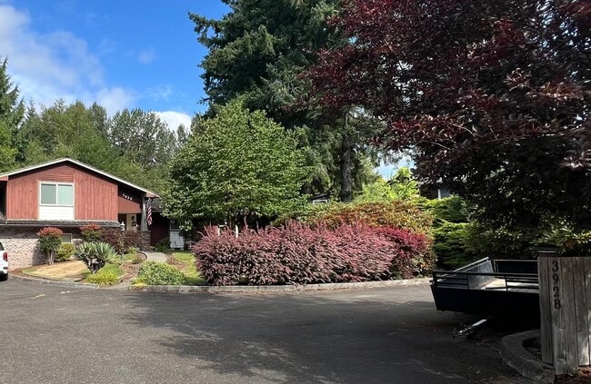 Building Photo - Available Oct. 3rd- Gorgeous Home w/Lots o...