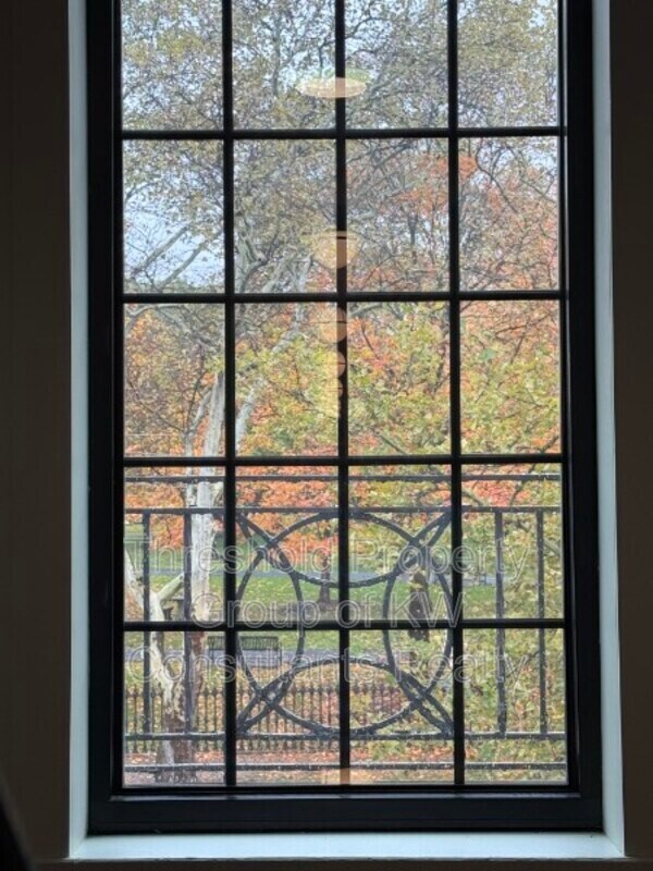 Building Photo - 451 E Town St