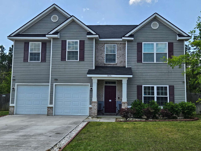Building Photo - Large 5 bed home in excellent condition on...
