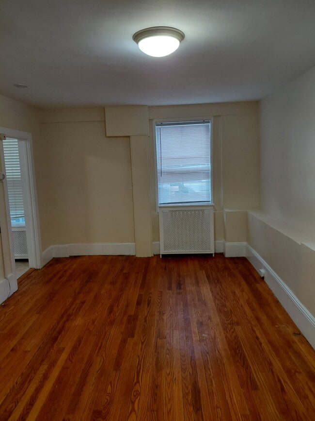 Living room - 41 Saratoga Ave