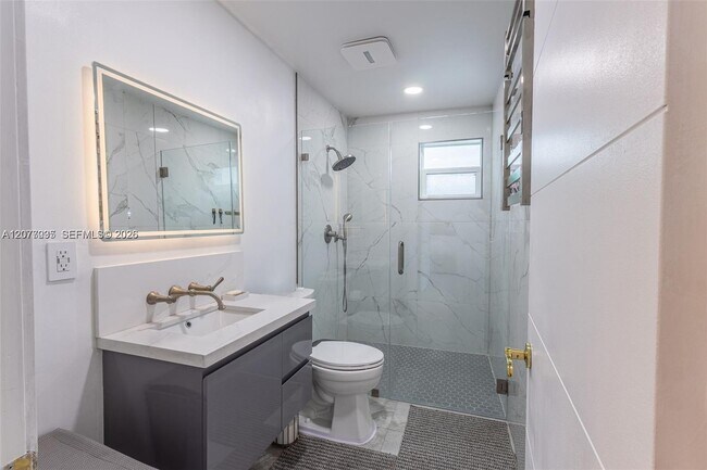 233 W 39th Pl Unit 0