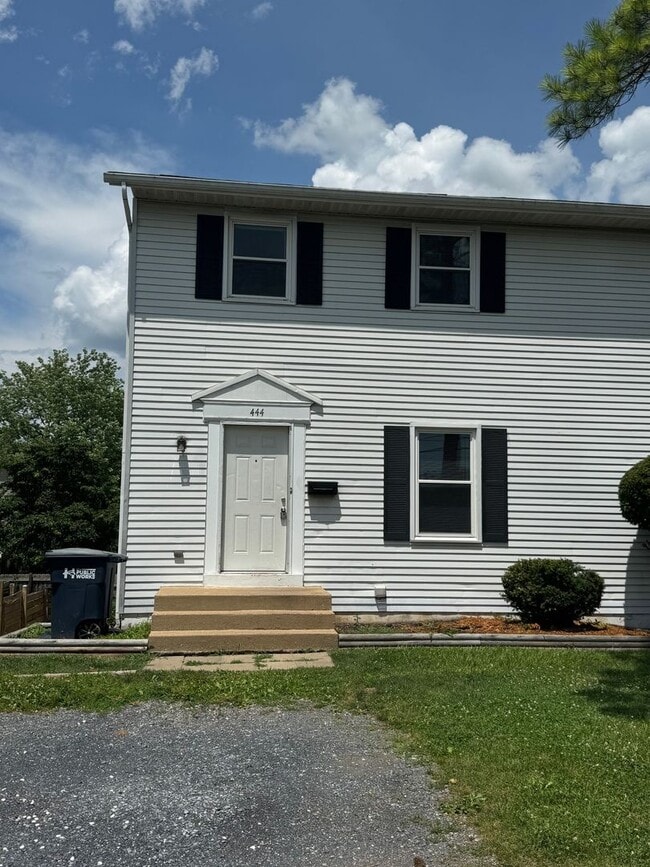 Renovated Townhouse with Fenced Yard - Renovated Townhouse with Fenced Yard