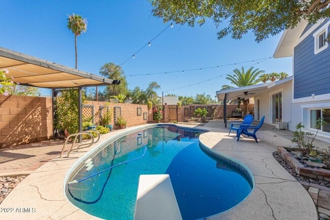 Building Photo - Exceptional 6-Bedroom Home with Private Pool Near ASU
