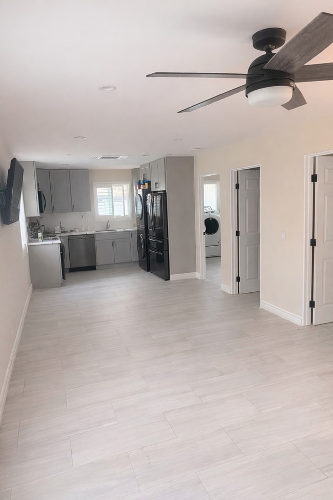 Comedor - 111 E 13th St Unidad 111 B