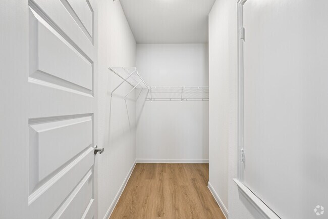 2BR, 2BA - 996SF - Primary Closet