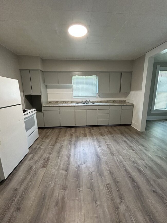 Photo - 810 N Elm St