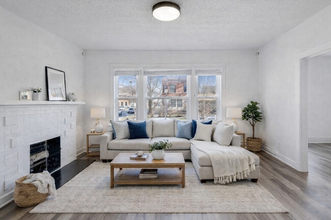 Photo - 3047 W Berteau Ave Unidad 1