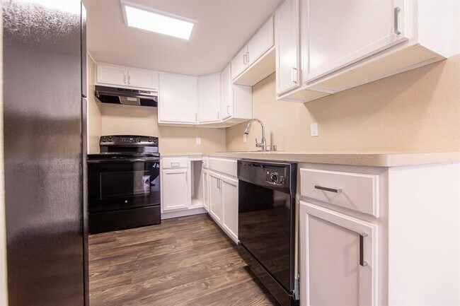 Photo - 5506 Grover Ave Unidad D-114