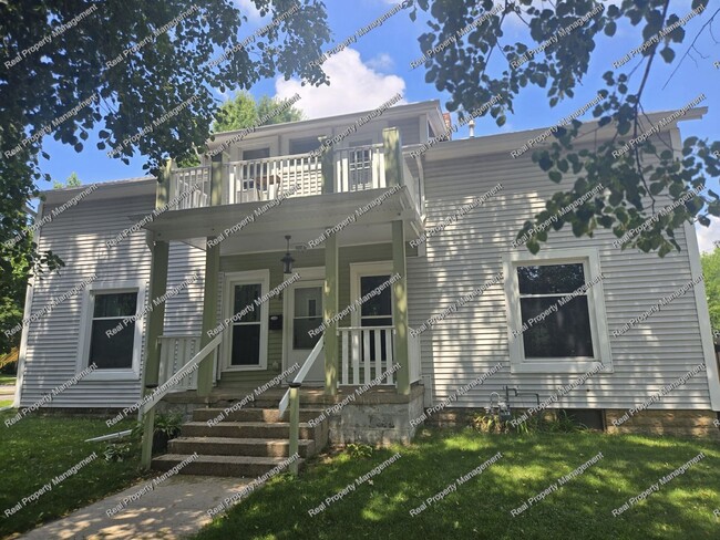 Building Photo - Charming 4 Bedroom Home