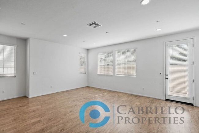 Building Photo - Spacious 3 bedroom Home w/2 car Garage in ...