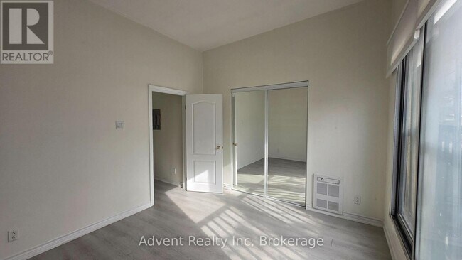 Photo - 1454 Queen St W