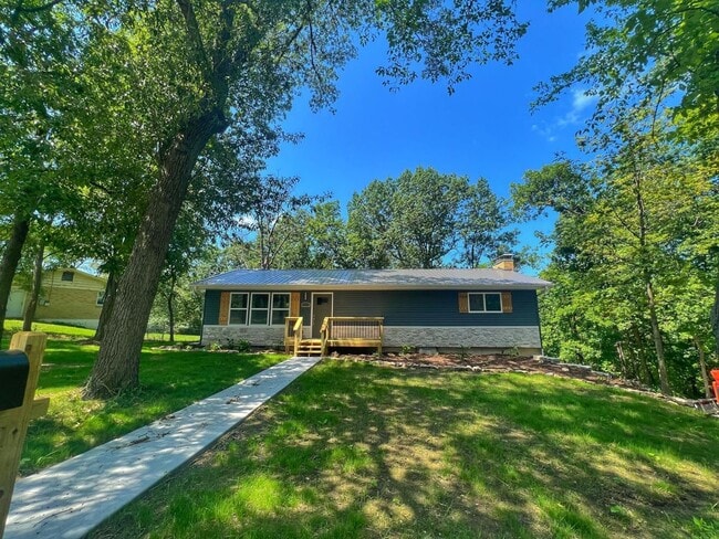 Building Photo - Great 4 Bed 3 Bath House In Parkade!