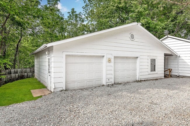 Photo - Rental Home in Hollister MO 3 bedroom 3 bath home with garage and fenced yard