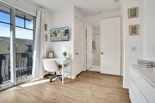 Photo - 642 NW 38th Cir