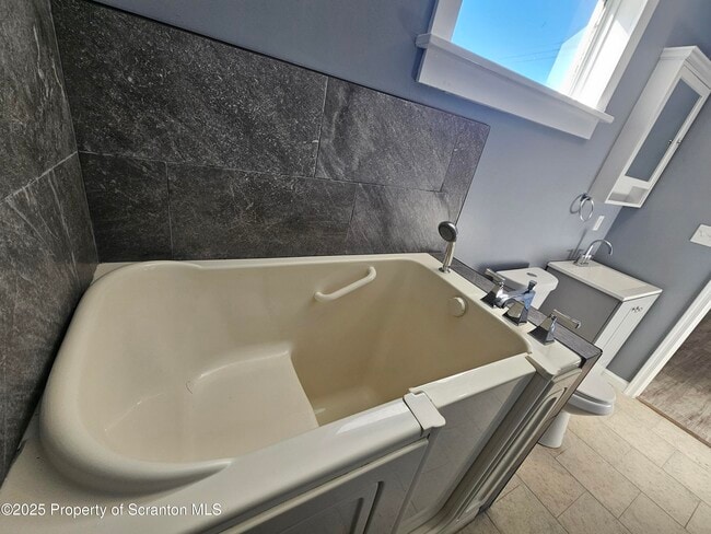 Photo - 125 N River St