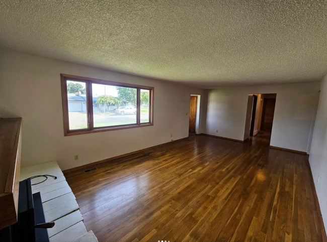 Photo - 4 Bed 2 Bath Rancher Original Hardwood Floors Corner lot 2400 Sq/Ft of space