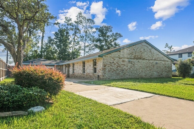 Building Photo - 19218 Enchanted Oaks Dr Rental