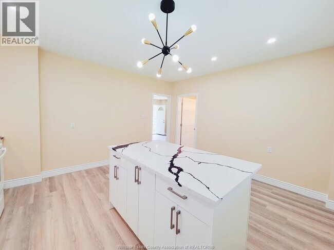 Photo - 680 Caron Ave